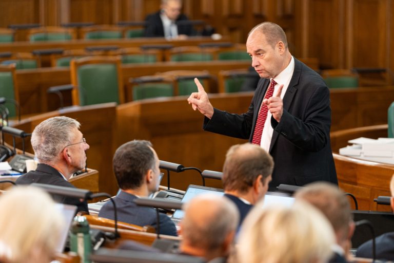 За пять месяцев этого года оштрафованы восемь депутатов Сейма — что они нарушили