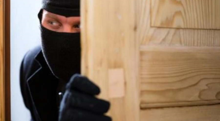 Полиция предупреждает: в Лиепае действуют воры в масках, грабящие квартиры