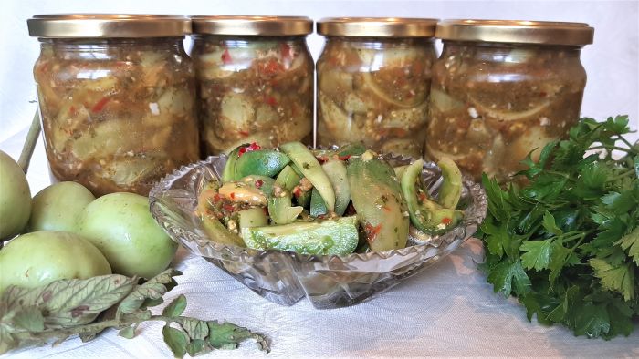 Салат из зеленых помидоров на зиму – вкусная и простая заготовка.
