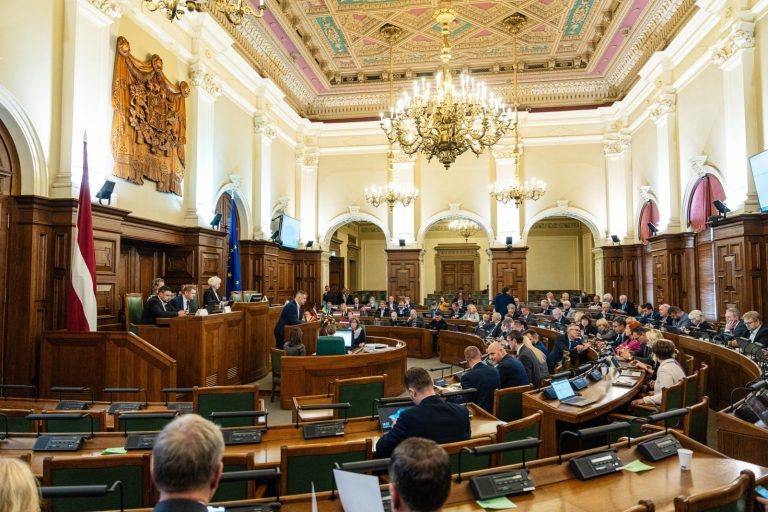 Зарплату депутатов решено не замораживать и разрешено повысить