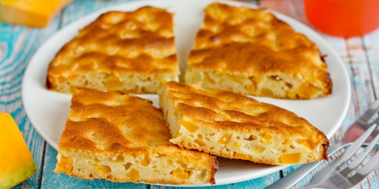 Пожалуй, это лучший осенний пирог: готовим вкуснейшую шарлотку с тыквой всего за 15 минут