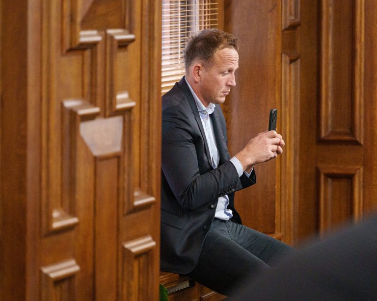 Сейм отклонил предложение о замораживании зарплат депутатов
