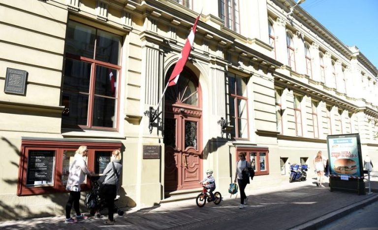 Скандал в Латвийской музыкальной академии обошелся госбюджету в сотни тысяч евро