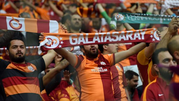 Такой футбол: после матча подрались фанаты Galatasaray и RFS. Один пострадавший госпитализирован