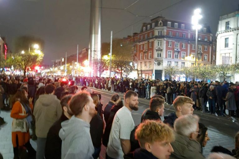 В Дублине тысячи людей пришли на парад в честь Хэллоуина, но он оказался фейковым