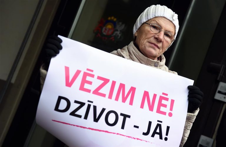 В Латвии работодателей призывают поддержать сотрудников с онкозаболеваниями
