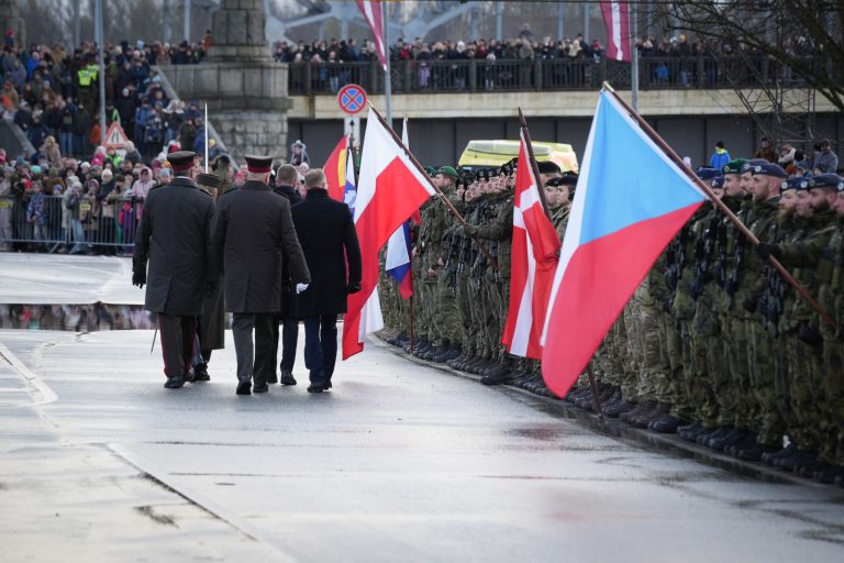На набережной в Риге прошел праздничный военный парад 
