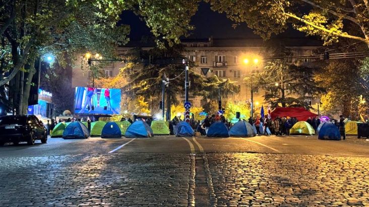 Тбилиси: участники акции протеста провели ночь в палатках, перекрыв движение