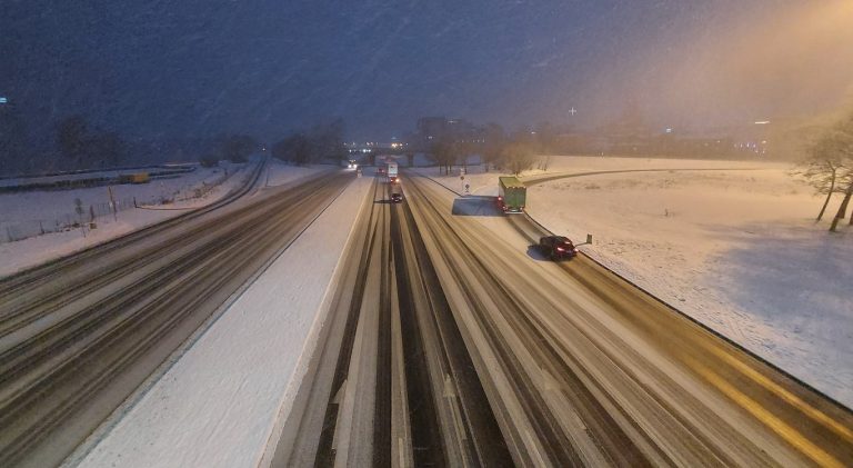 Из-за снега и метели затруднено движение по всей территории Латвии