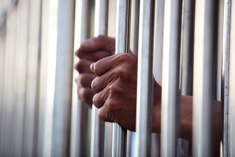 За убийство и надругательство над трупом мужчине вынесли пожизненный приговор