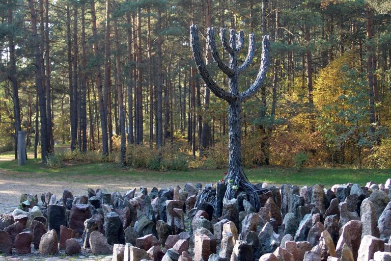 Сегодня в Румбуле почтят память убитых евреев Рижского гетто