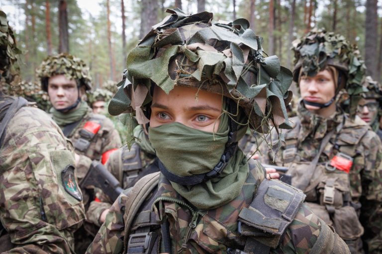 Когда в Латвии начнется обязательный призыв женщин в армию — Спрудс рассказал