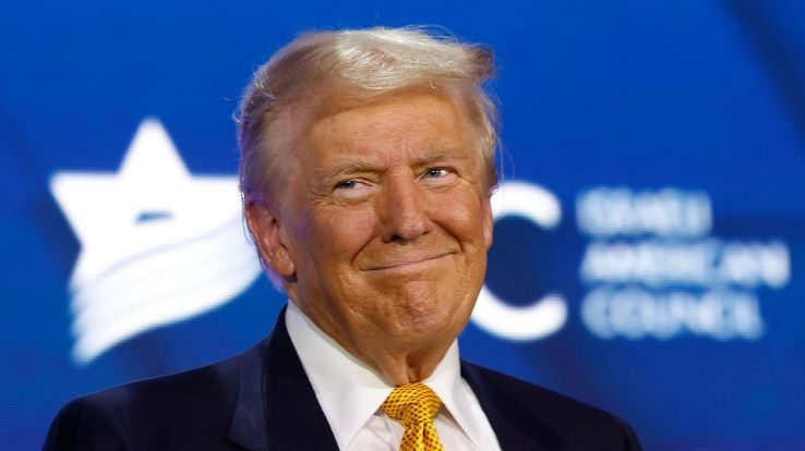 Сторонники Трампа начали праздновать победу у его штаб-квартиры
