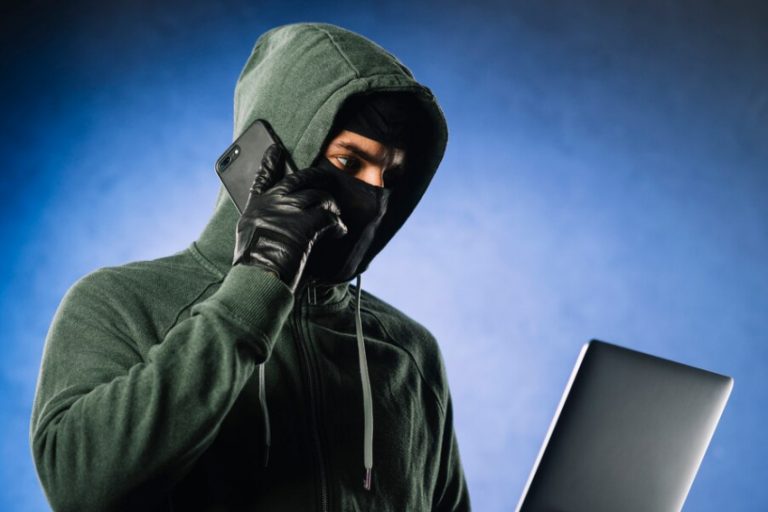 Мошенники обманули клиентов крупнейших банков Латвии на 13,7 млн ​​евро