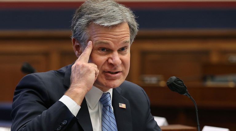 Глава ФБР Рэй покинет пост до инаугурации Трампа