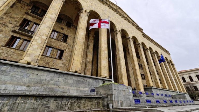 В парламенте Грузии начались первые непрямые выборы президента