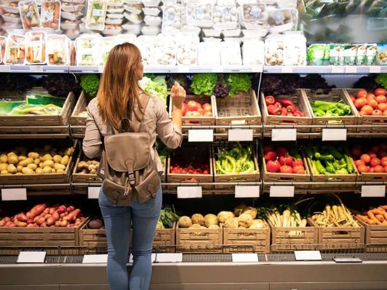 Правительство рассмотрит поправки о снижении цен на продукты