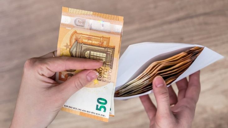 Кредитные учреждения должны будут сообщать СГД о наличных вложениях свыше 7000 евро
