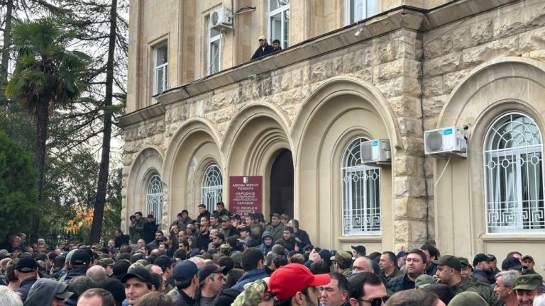 В парламенте Абхазии произошла перестрелка — убит депутат