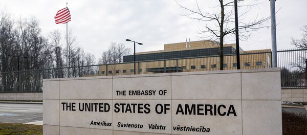 Посольство США в Латвии прекращает выдавать иммиграционные визы