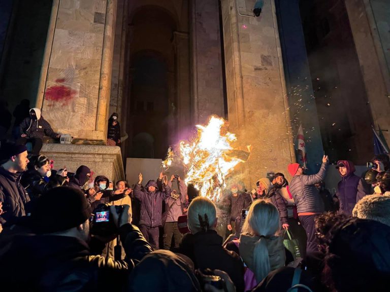 Четвертая ночь протестов в Грузии – полиция оттеснила манифестантов от парламента