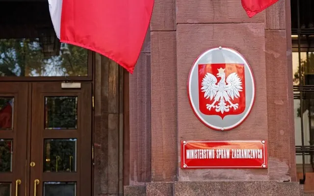 Варшава отзывает своего посла из Будапешта