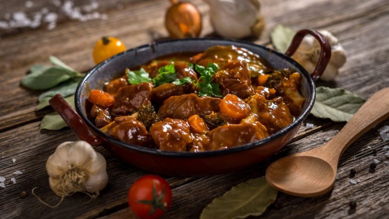 Итальянский гуляш: Spezzatino с нежными кусочками мяса и простыми ингредиентами