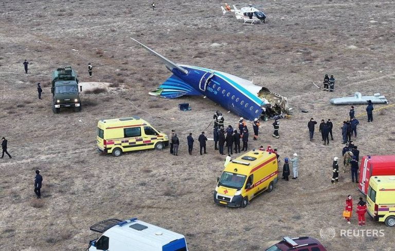 В Казахстане разбился пассажирский самолет: выжило 28 человек