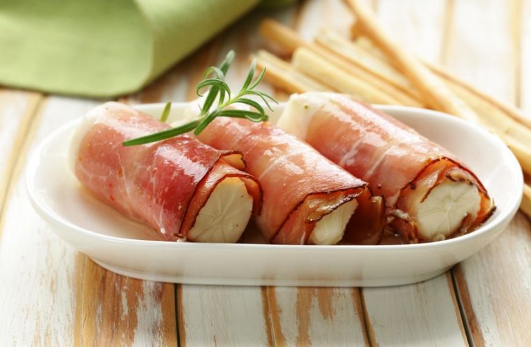 Рецепт роллов с сыром и прошутто, которые быстро исчезают со стола