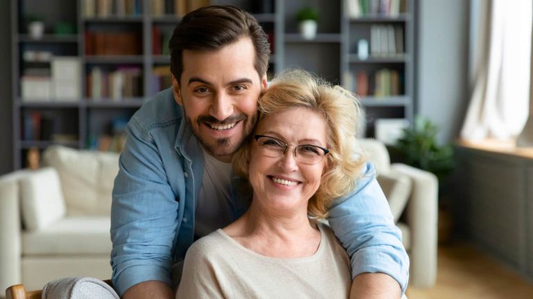 11 Признаков, что ваш партнёр всё ещё «мамин сынок», и как это отражается на отношениях