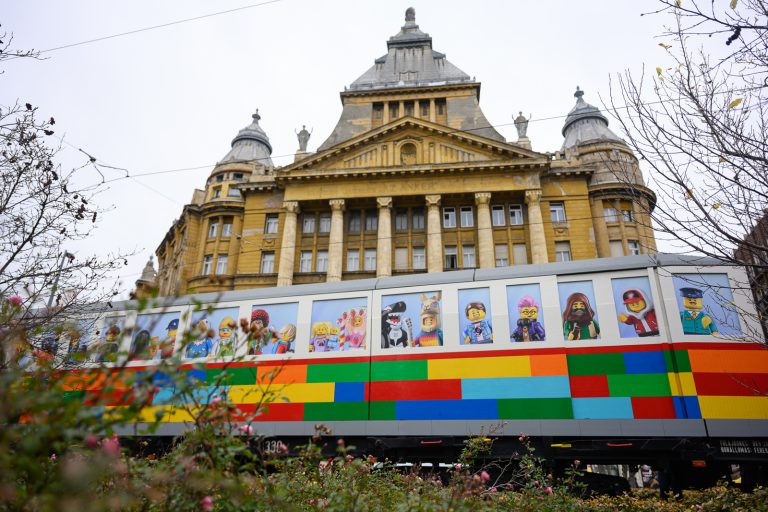 В Венгрии собрали настоящий трамвай из деталек LEGO — он ездит по городу!