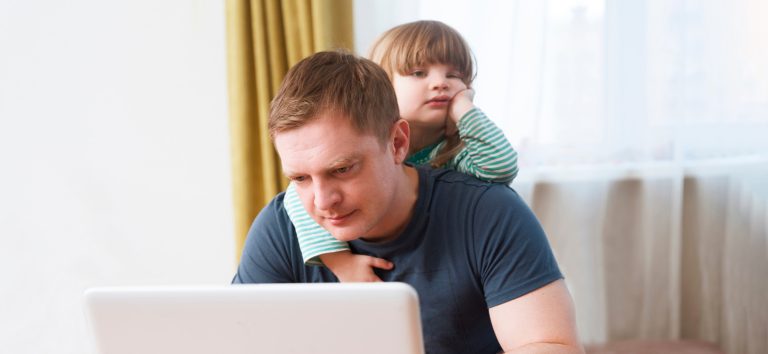 На один год увеличено пособие по уходу за ребенком для работающих родителей