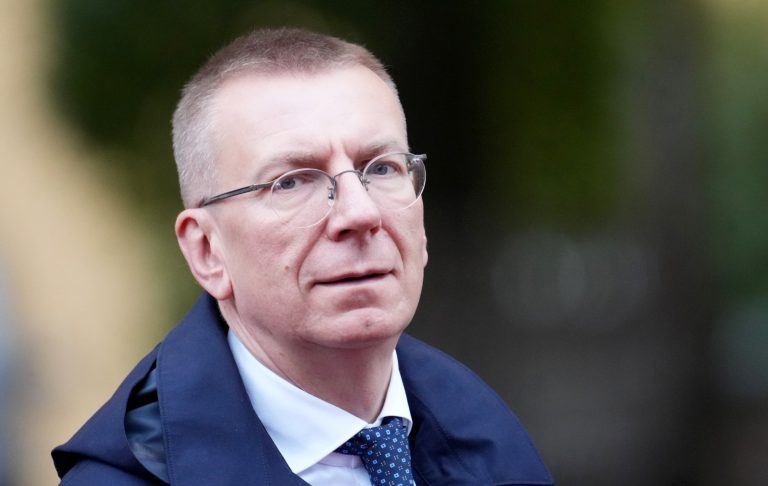 Вместе с 20 многодетными семьями президент зажжет праздничную ель на площади перед Рижским замком