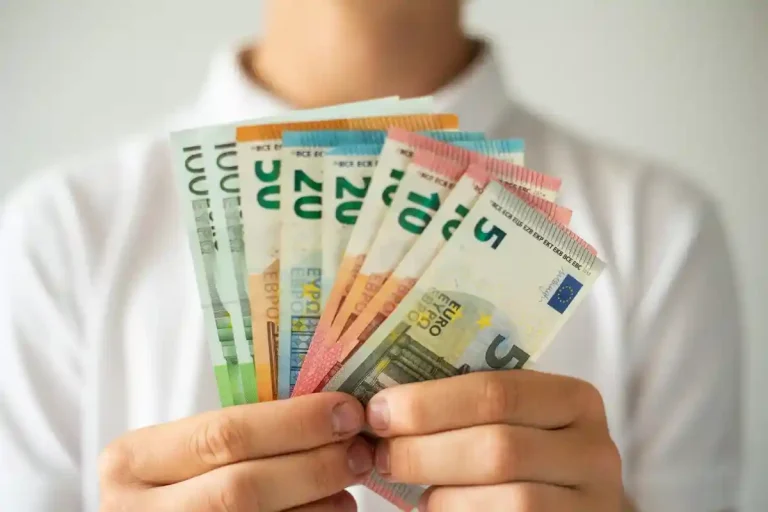 С 1 января минимальная месячная зарплата в Латвии составляет 740 евро