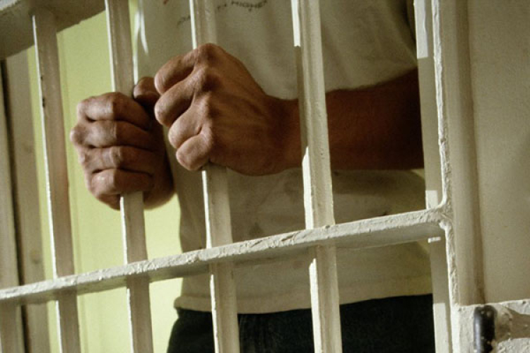 Мужчина приговорен к 16 годам тюрьмы за изнасилование несовершеннолетней девочки