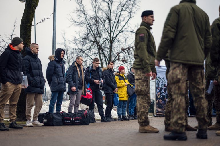 3000 евро за уклонение от армии: военная полиция начала проверку