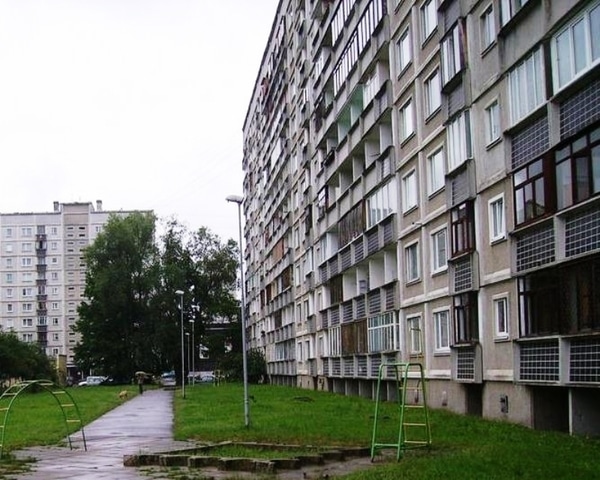 Строительные эксперты: в серийных домах жить можно, они не рухнут