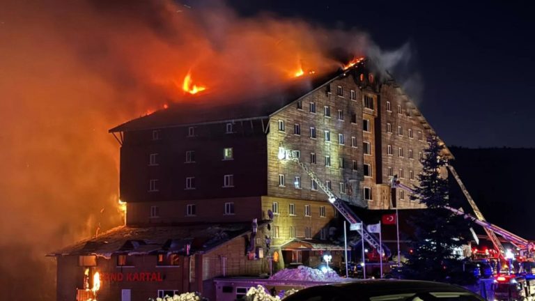 Смертоносный пожар на турецком горнолыжном курорте унес жизни 10 человек