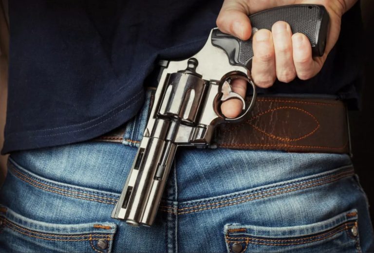 В Лиепае задержали пьяного мужчину с пистолетом