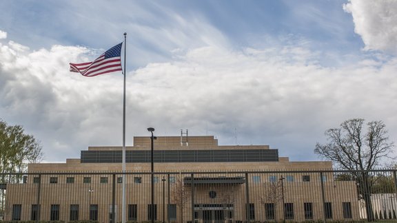 Госдеп США запретил вывешивать флаги ЛГБТ на посольствах и представительствах