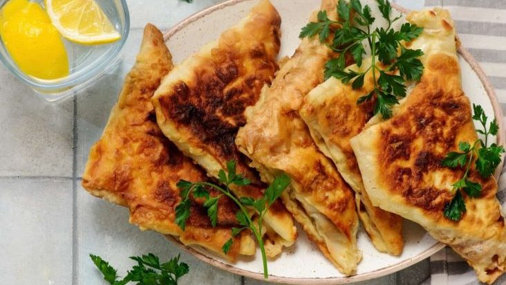 Пирожки из лаваша без духовки: с курицей и сулугуни или с тунцом и сыром