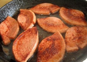 Колбасная правда: как привычный продукт превращается в источник риска для здоровья и стоит ли его нагревать повторно