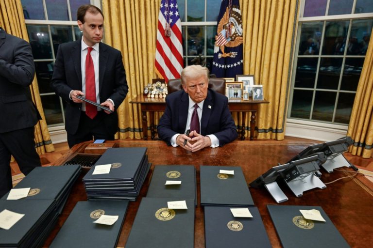 Суд заблокировал указ Трампа о гражданстве по праву рождения