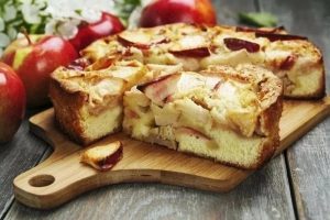 Как приготовить шарлотку: быстрый рецепт для домашних сладкоежек