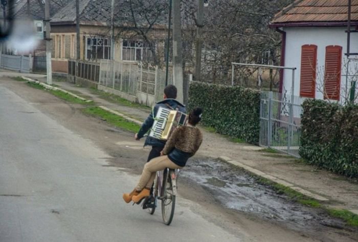 Деревенский колорит и глубинки где творится что то непонятное, но очень интересное