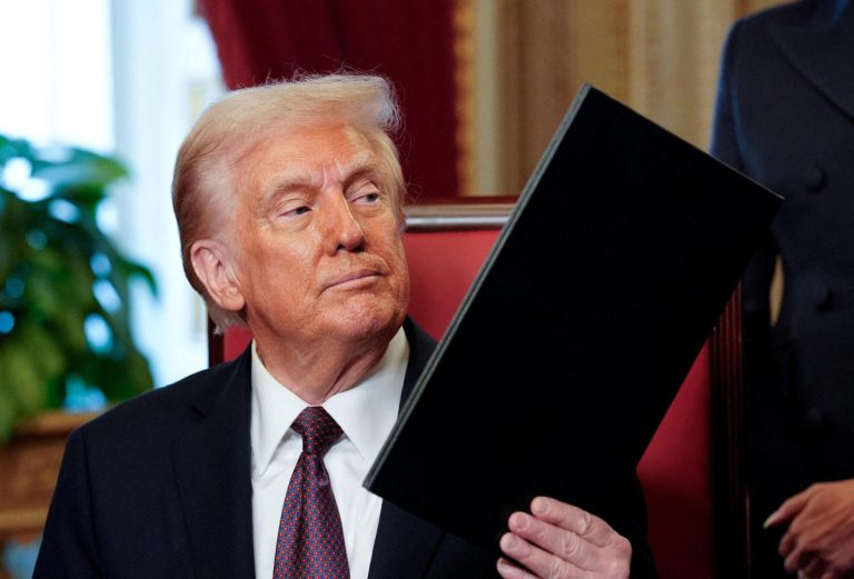 Трамп восстановит на службе военных, уволенных за отказ прививаться от COVID-19