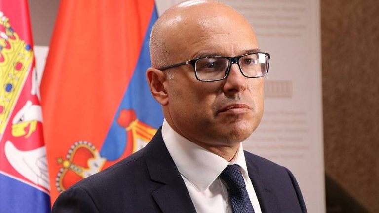 Премьер-министр Сербии подал в отставку
