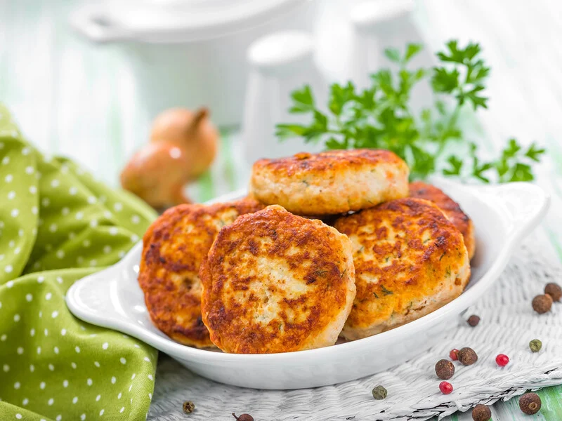Это надо попробовать: простой и вкусный рецепт куриных котлет для всей семьи