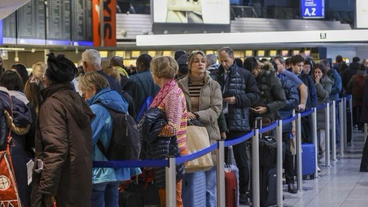 В аэропортах Германии из-за технических сбоев растут очереди на границе