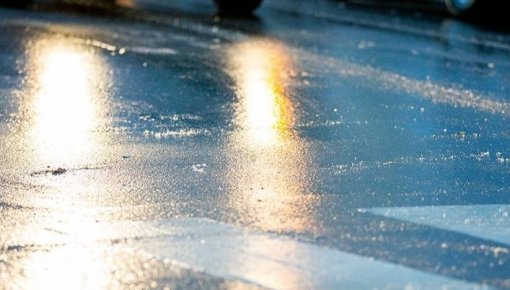 Из-за гололеда движение на дорогах крайне затруднено, тротуары скользкие